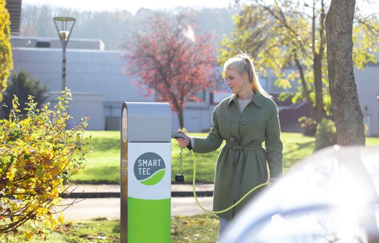 Ob an der öffentlichen Ladesäule oder daheim an der Wallbox: E-Autofahrende können dank THG-Prämie der Stadtwerke 260 Euro kassieren. 
