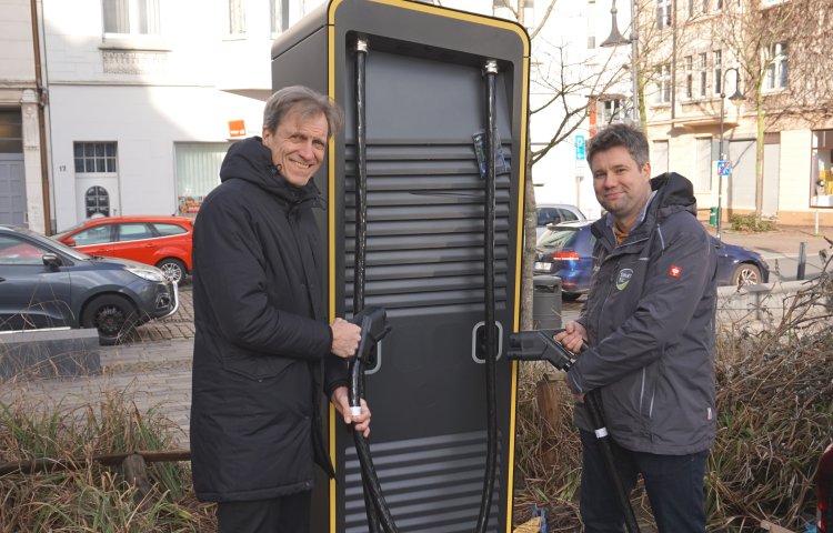 Stadtwerke-Vorstand Ulrich Koch (l.) und Christian Tollkamp freuen sich über die neue Schnellladesäule am Neumarkt